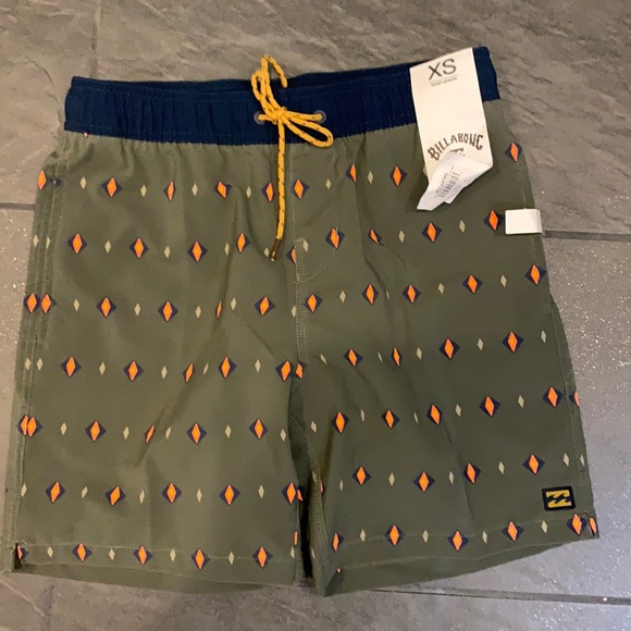 NWT BILLABONG board shorts, Xs
